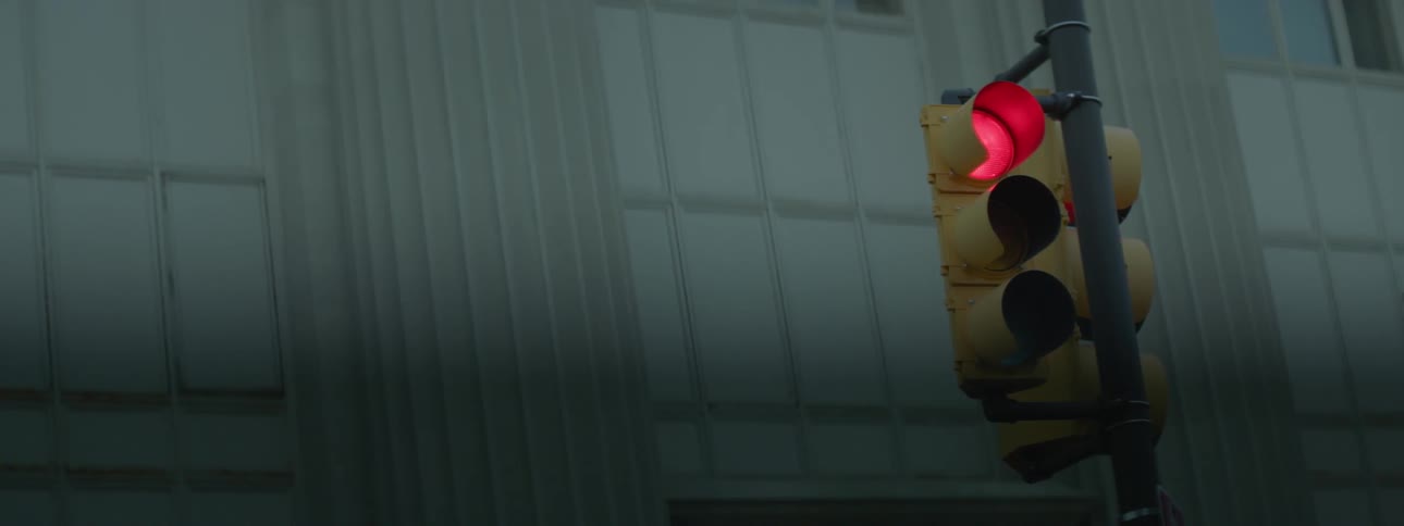 A streetlight changes from yellow to red