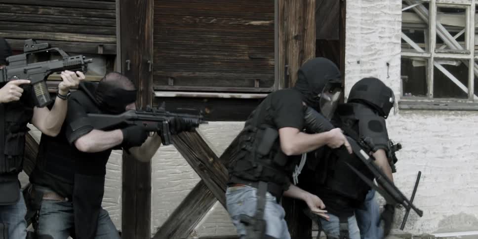 Officers run along the side of a home then approach the door