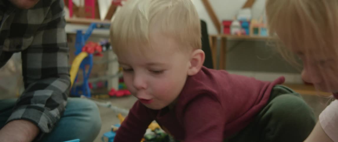 Toddlers are playing in there bedroom with there toys