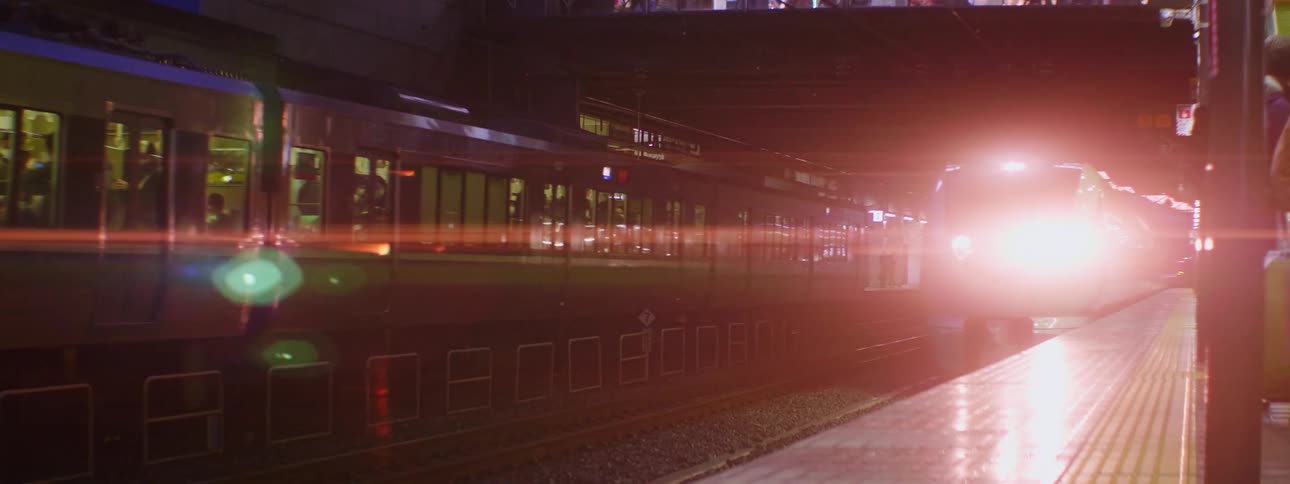 The train is arriving at the empty platform