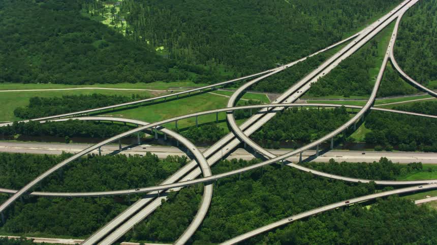 Light traffic is on the large highway