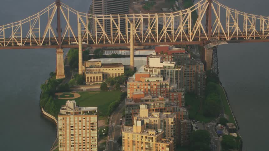 Aerial view of the roosevelt island in new york city