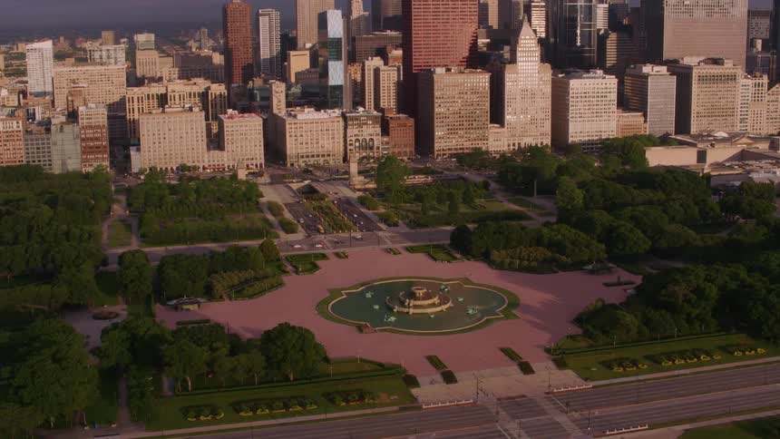Aerial view of a large fountain on a park in front of the city skylinection