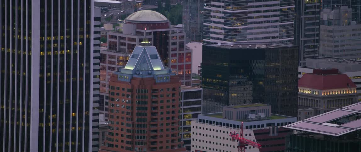 A skyscraper with a roof vaguely shaped like a pyramid