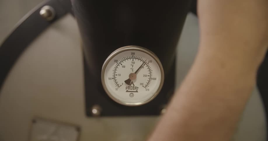 A manometer reacts when a lever is pushed up and down