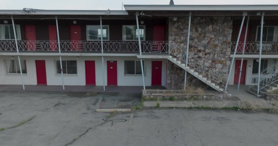 Parallel traverse along the front facade of an old and rundown seventies motel