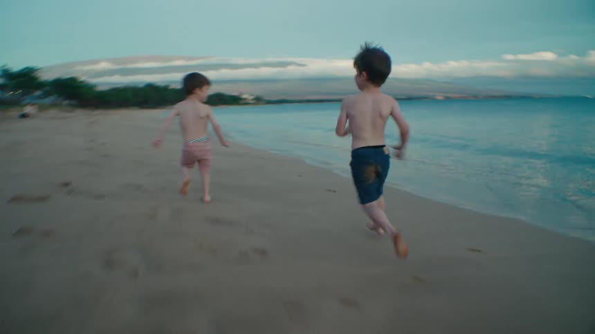 Children are racing on the beach