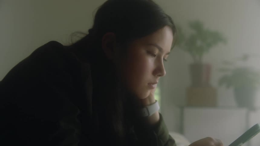 The view is of a portrait of a young teenager in the day time