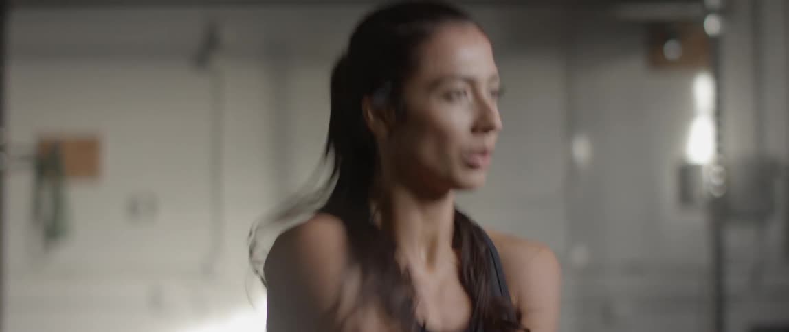 A female athlete is working out using a jump rope