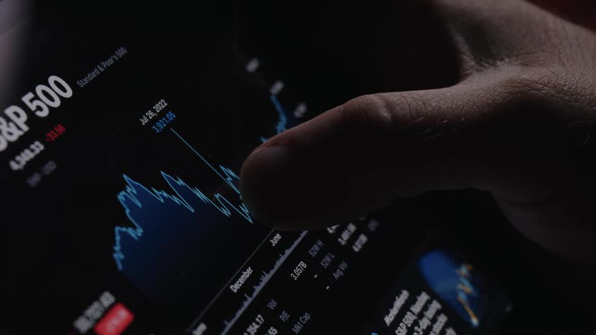 Person drags thumb across screen to view daily stats for the sp 500