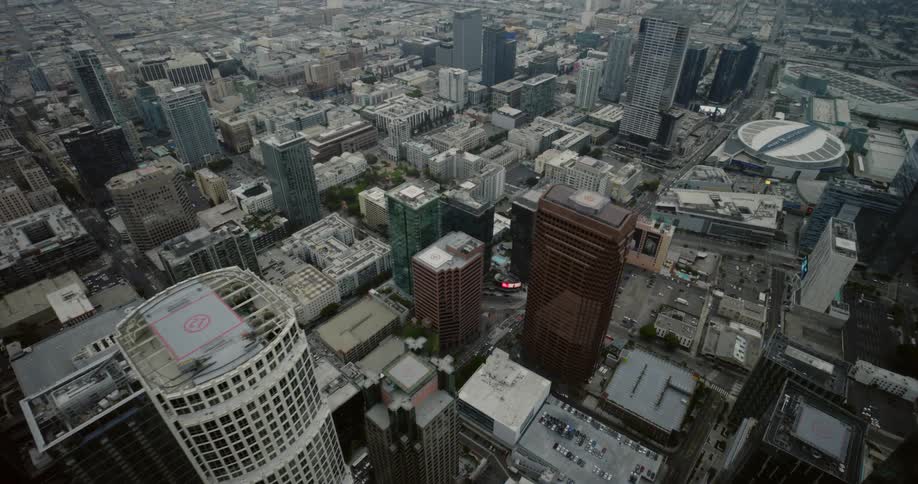 Traffic is running through the city streets