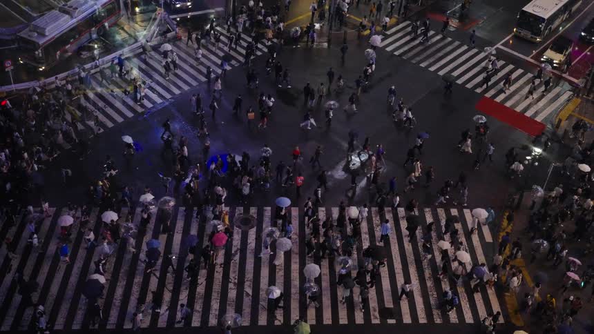 Traffic and crowd of people crossing the street on the shibuya crossing in tokyo japan