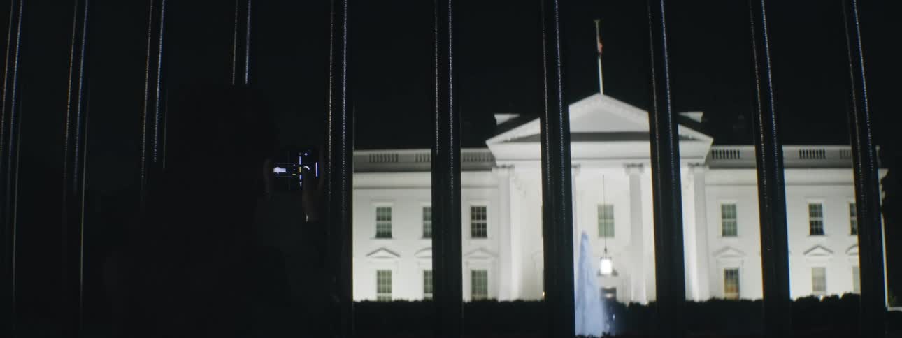 Through the gate there is a water fountain right in front of the white house