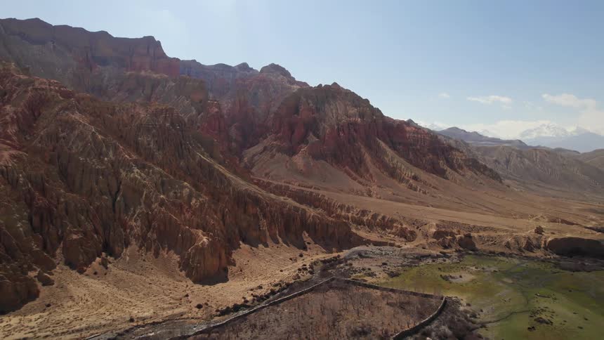 Huge mountains and little vegetation