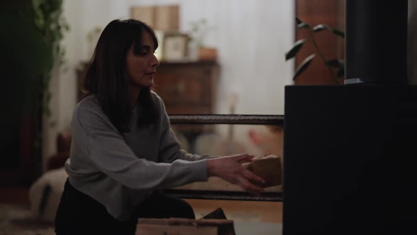 The woman is unpacking the boxes at home