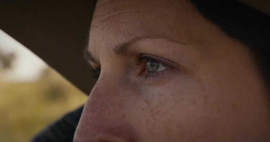 Close up on the clear eyes of a woman