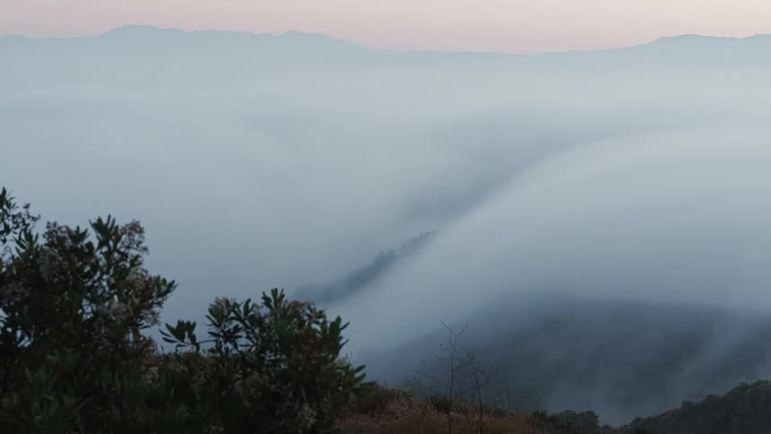 The mist passes over the mountains