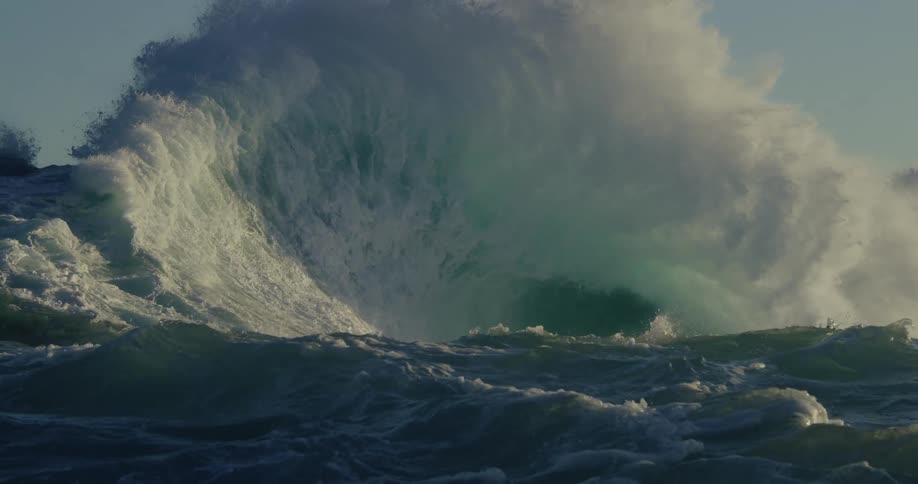 A huge wave breaking and lifting many water particles