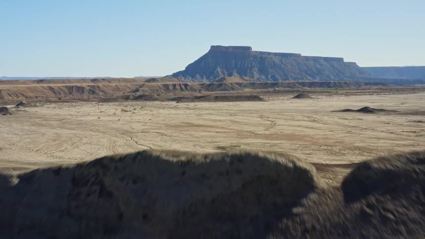 Desert plains with peaks on the horizon