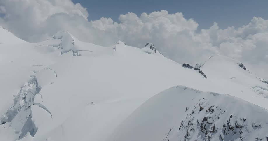 Mountain fully covered in snow in daylight