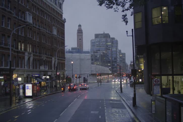 Road in a city with vehicles waiting for the traffic light to turn green