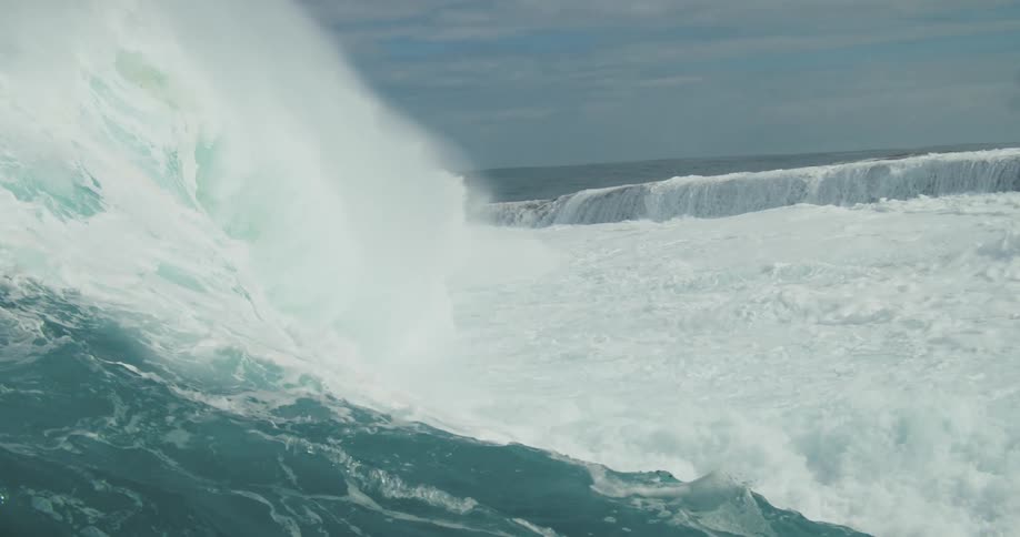 Huge wave breaking and generating foam