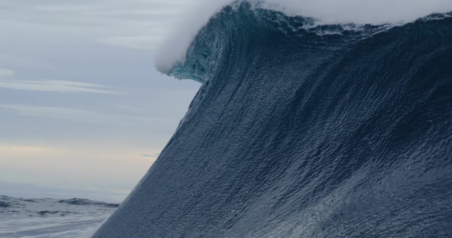 Huge ocean wave forming and breaking with crystalclear waters