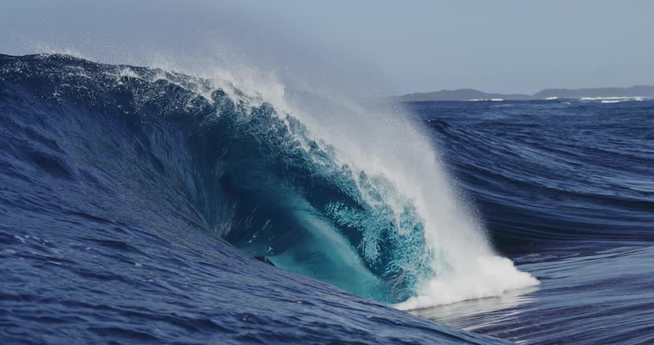 Powerful wave breaking in a crystalclear sea