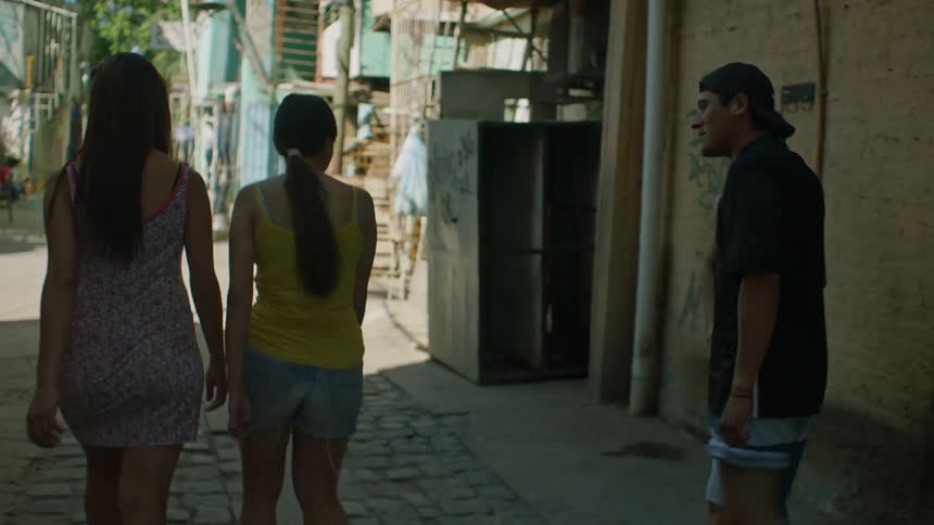 Two young women walking when two men try to harass them and end up being pushed away