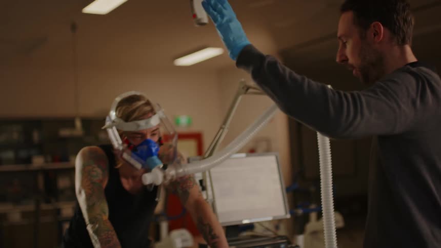 Tattooed woman performing a cardiorespiratory stress test