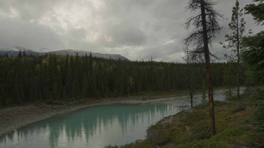 The cliff leads to a lake below