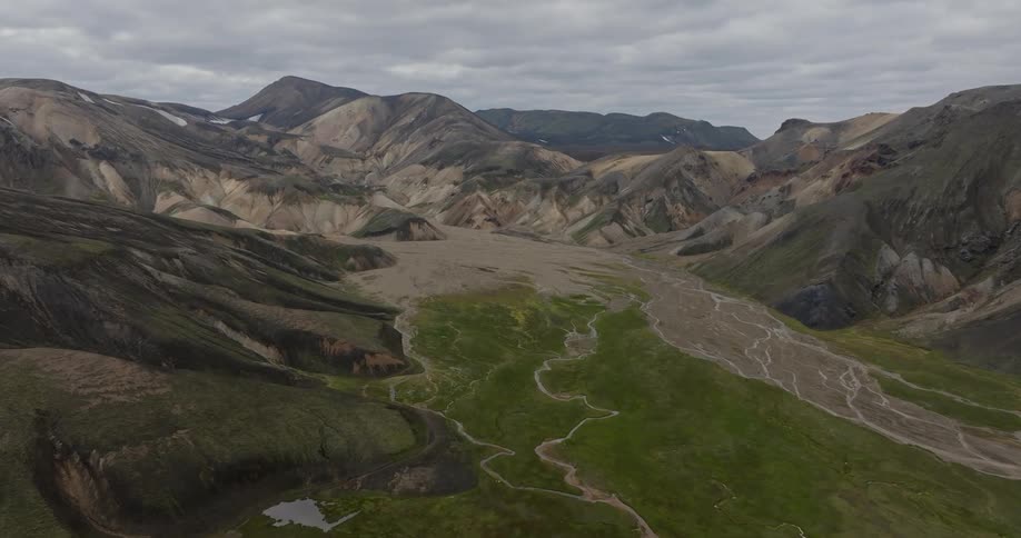 Aerial view of a natural area with a mountain range on a cloudy day