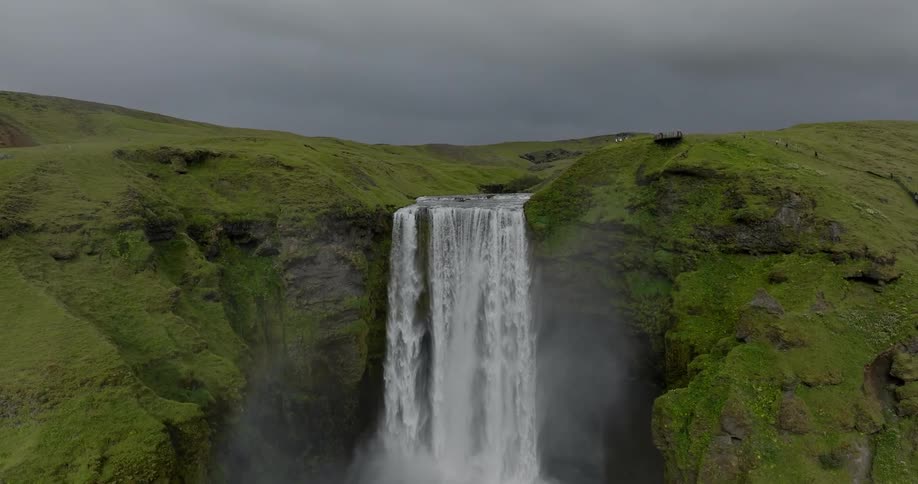 A small cachoeira no more than two hills of grass