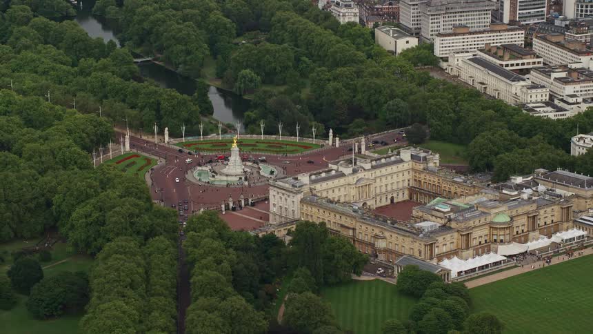 Traffic moves on the roads from the city near buckingham palace in london