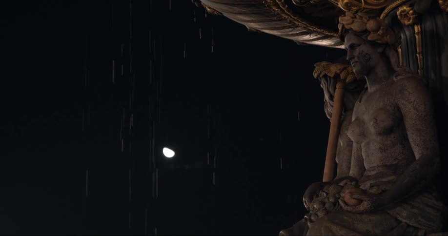 The rain pours on the statue