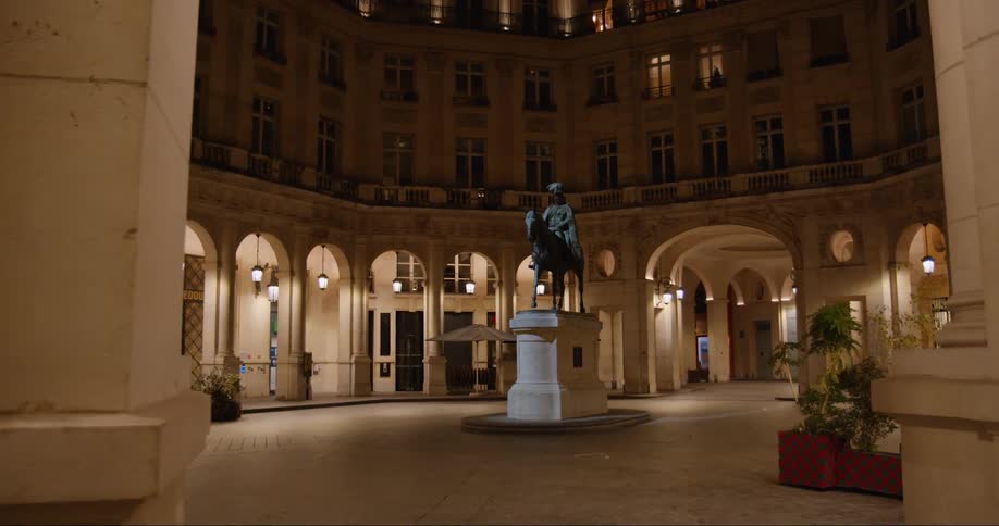 Building with many pillars and a monument in front of it