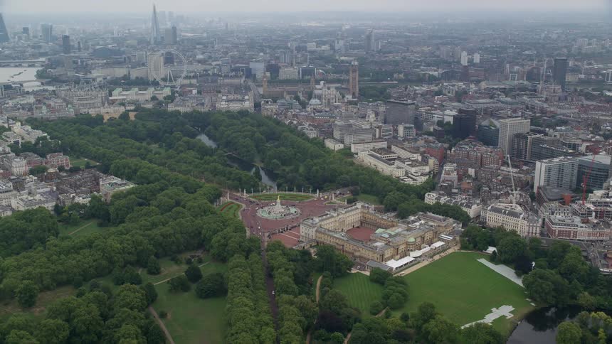 Aerial view of buckingham palace and city skyline