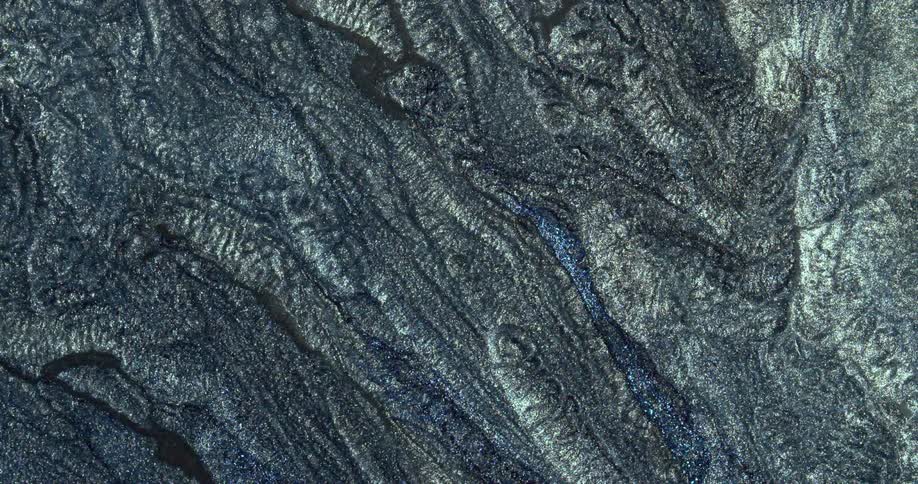 Flowing abstract liquid glitter inks with shiny reflecting particles