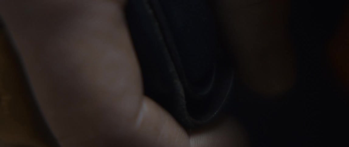 A mans hand moves the clutch of a car
