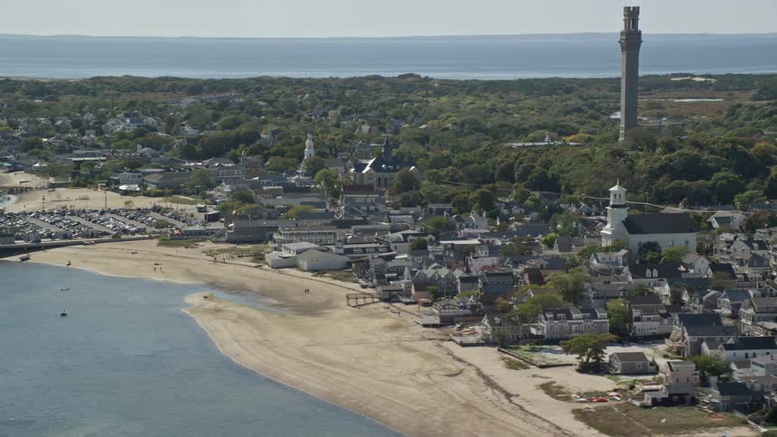 A town with small houses that faces a beach