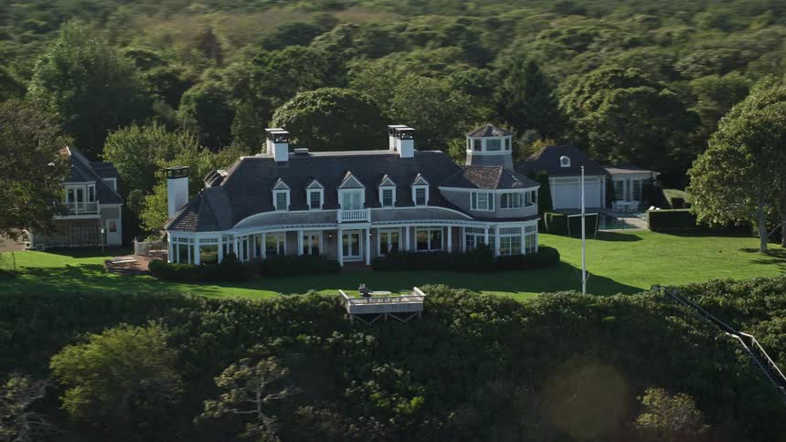 Panorama of a mansion facing the sea and nestled in the middle of a forest