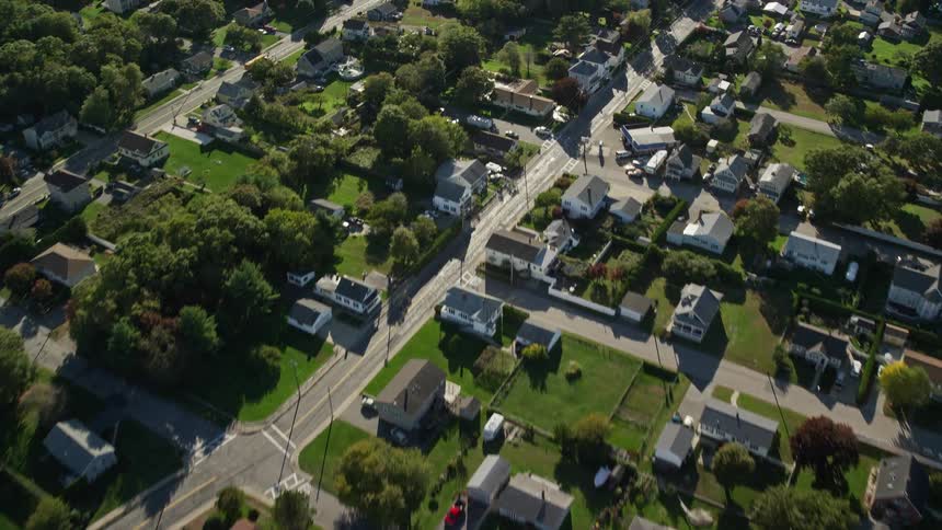 A residential area with lots of vegetation and green trees