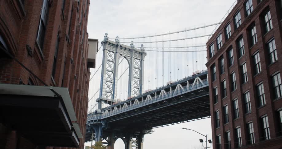 The manhattan bridge is visible between the gaps of apartment buildings