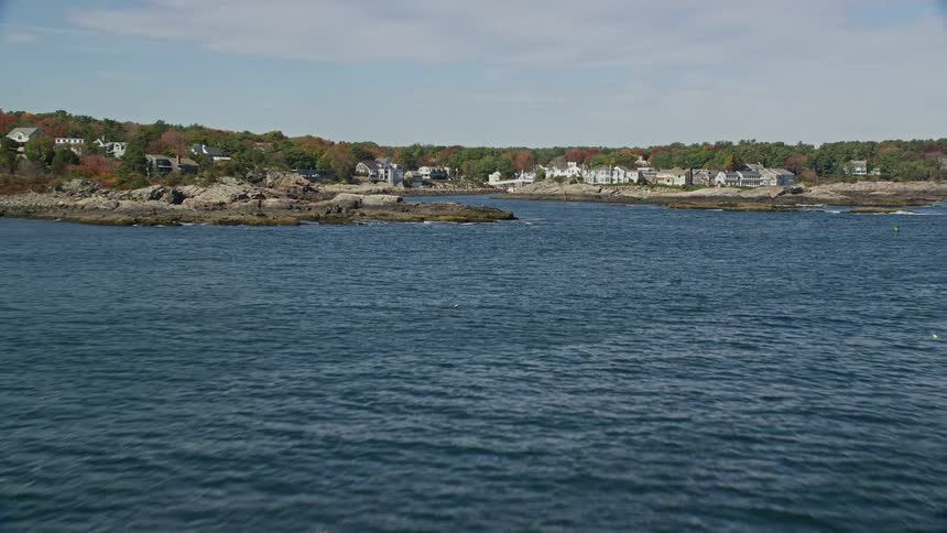A coastal region with a residential area and in front there is a huge sea
