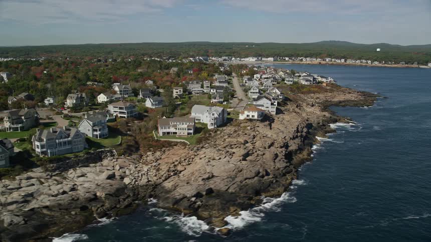 A coastal region with several houses facing the ocean