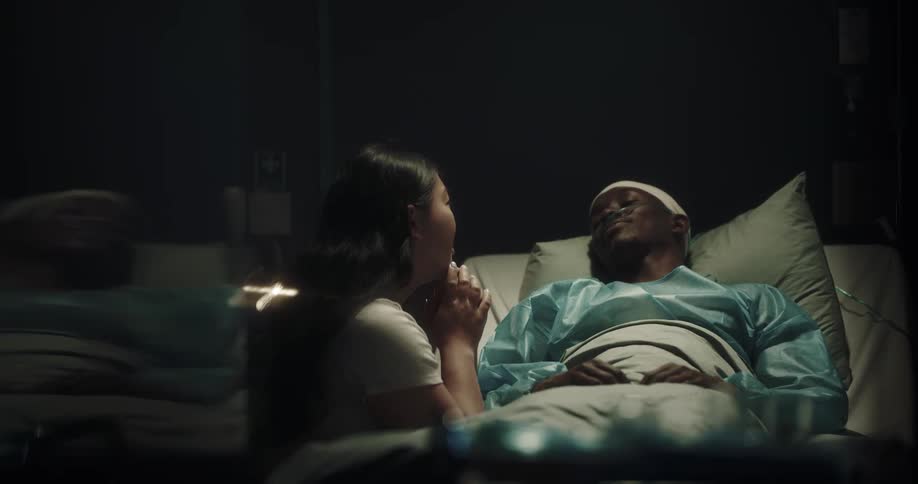 A woman is talking to a patient in the hospital