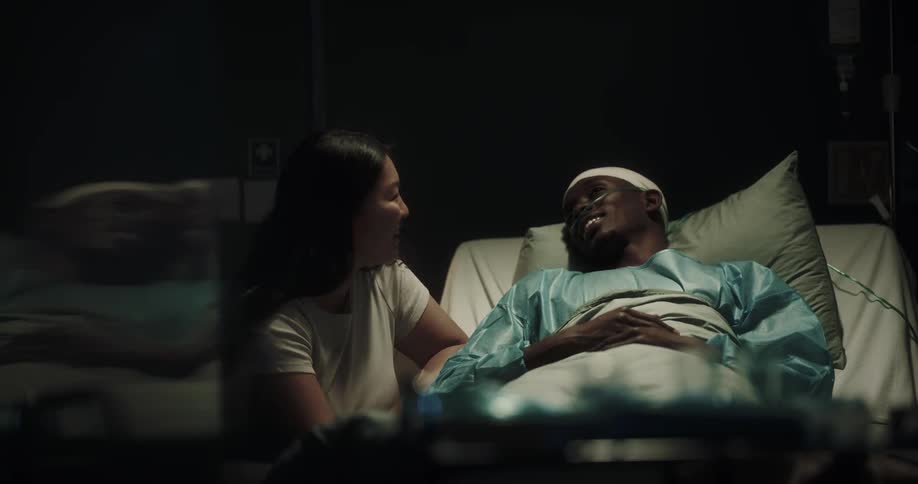 A visitor is talking with a patient in the hospital