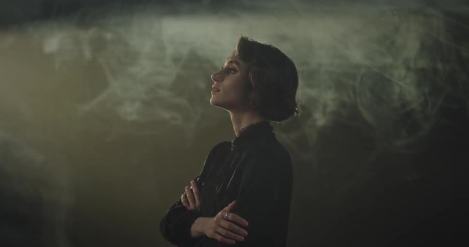 Mulher se abraando com reflexos de luzes em seu rosto