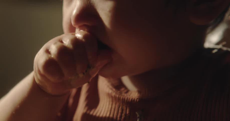 A child is sloppily eating