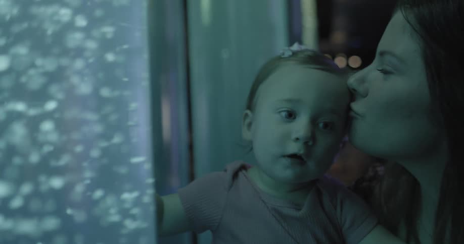 Mother shows her daughter columns of water with air bubbles